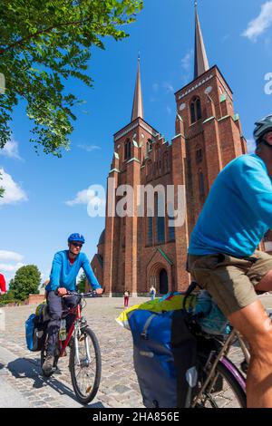 Roskilde : Cathédrale de Roskilde, cyclistes, à Roskilde, en Zélande, Sealand,Sjaelland, Danemark Banque D'Images