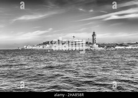 SAINT-TROPEZ, FRANCE - 16 AOÛT : phare emblématique du port de Saint-Tropez, Côte d'Azur, France, 16 août 2019. L'écrit indique « no nee Banque D'Images