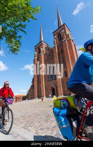 Roskilde : Cathédrale de Roskilde, cyclistes, à Roskilde, en Zélande, Sealand,Sjaelland, Danemark Banque D'Images