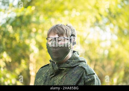 Portrait d'hommes militaires entièrement équipés dans un masque de sécurité avec des armes automatiques se préparer à jouer au strikeball aérosoft Banque D'Images