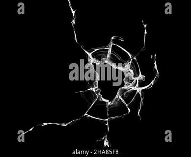 fissures sur fond de verre noir, casse abstraite de verre concept de destruction de trou Banque D'Images