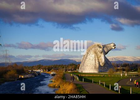 Vue sur les collines enneigées derrière les Kelpies à Falkirk avec le canal longeant dans l'Écosse bonny Banque D'Images