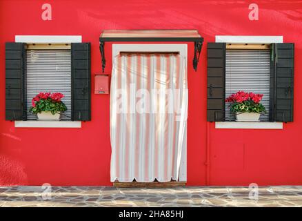 Entrée traditionnelle colorée avec deux fenêtres sur l'île de Burano à Venise Banque D'Images