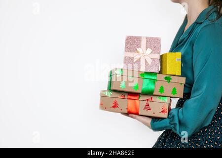 Femme main tenant une pile de cadeaux de Noël avec noeud rouge et isolé sur fond blanc avec le chemin d'écrêtage inclus. Espace de copie concept de vacances Banque D'Images