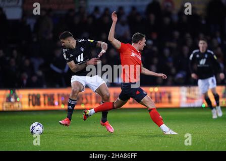 Aleksandar Mitrovic de Fulham (à gauche) et Kal Naismith de Luton Town se battent pour le ballon lors du match de championnat Sky Bet à Kenilworth Road, Luton.Date de la photo: Samedi 11 décembre 2021. Banque D'Images