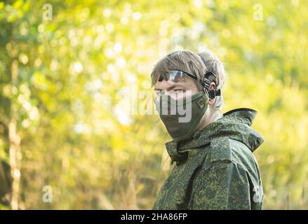 Portrait d'hommes militaires entièrement équipés dans un masque de sécurité avec des armes automatiques se préparer à jouer au strikeball aérosoft Banque D'Images