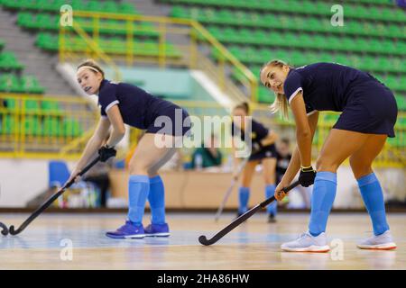 Deux filles de joueurs de hockey en intérieur attendent dans leur position avant le tir en coin Banque D'Images