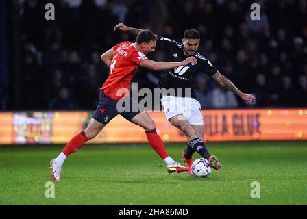 Aleksandar Mitrovic de Fulham (à droite) et Kal Naismith de Luton Town se battent pour le ballon lors du match de championnat Sky Bet à Kenilworth Road, Luton.Date de la photo: Samedi 11 décembre 2021. Banque D'Images