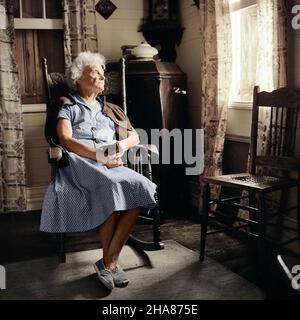 1960S SAD MALHEUREUX FEMME ÂGÉE ASSISE DANS UNE CHAISE À BASCULE ANTIQUE REGARDANT PAR LA FENÊTRE - C11222C HAR001 HARS NOSTALGIE VIEUXMODE 1 STYLE DE VISAGE PEUR SOLITAIRE BALANÇANT INQUIÉTUDE FATIGUÉ STYLE DE VIE ÉPUISÉ FEMMES MOODY RURAL MALADIE COPIE ESPACE FEMMES PLEINE LONGUEURPERSONNES MAL TOUTES LES EXPRESSIONS ADULTES SENIOR TROUBLÉ CONCERNÉ TRISTESSE FEMME ÂGÉE RÊVES SOUFFRANCE VIEILLESSE OLDSTERS OLDSTER VIEILLISSEMENT PUISSANT DANSALONENESS ISOLÉ HUMEUR CHEVEUX BLANCS ANCIENS CONCEPTUEL GLUM ÉCHAPPER GÉRIATRIQUE OUBLIÉE MAUVAISE SANTÉ AGISM MALADE FEMME ÂGÉE GRISE LONESOME MISÉRABLEAPPARTENANCE ETHNIQUE CAUCASIENNE NÉGLIGÉE HAR001 Banque D'Images