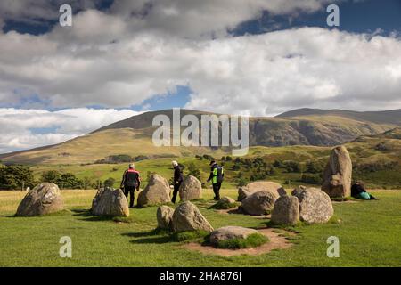 Royaume-Uni, Cumbria, Allerdale, Keswick, visiteurs à Castlerigg Stone Circle Banque D'Images