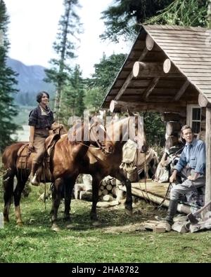 1920S COUPLE DEVANT UNE CABANE EN RONDINS SUR UN HOMME DE CHEVAL ASSIS SUR LE PORCHE TENANT LES RÊNES DU SECOND CHEVAL ASSINIBOINECANADA - C3530C HAR001 HARS VACANCES PIN STYLE DE VIE ARCHITECTURE FEMMES ÉPOUSES RURALES ÉPOUX ADULTES COPIE ESPACE FEMMES PLEINE LONGUEUR DEMI-LONGUEURPERSONNES SELLE ADULTES MÂLES BÂTIMENTS CABINE RUGUEUX AMÉRIQUE DU NORD LOISIRS AMÉRIQUE DU NORD CAMPING TEMPS HORS ÉQUITATION REINS MAMMIFÈRES AVENTURE LOGESCAPADE CANADA DIRECTION LOISIRS VACANCES ASSINIBOINE NATURE STRUCTURES DEUXIÈME STYLE ARCHITECTURE DÉTAIL ARCHITECTURAL GROS MAMMIFÈRE HOMME MOYEN-ADULTE FEMME MOYENNE-ADULTE Banque D'Images