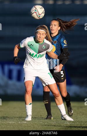 Milan, Italie.11th décembre 2021.Kamila Dubcova (États-UnisSassuolo) et Elin Landstrom (FC Internazionale) bataille pour le ballon pendant Inter - FC Internazionale vs US Sassuolo, football italien Serie A Women Match à Milan, Italie, décembre 11 2021 crédit: Agence de photo indépendante/Alay Live News Banque D'Images