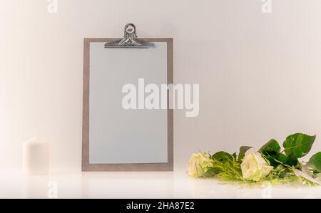 Presse-papiers en bois avec espace vide pour les logos, inscription publicitaire. Banque D'Images