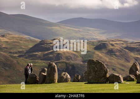 Royaume-Uni, Cumbria, Allerdale, Keswick, visiteurs à Castlerigg Stone Circle Banque D'Images