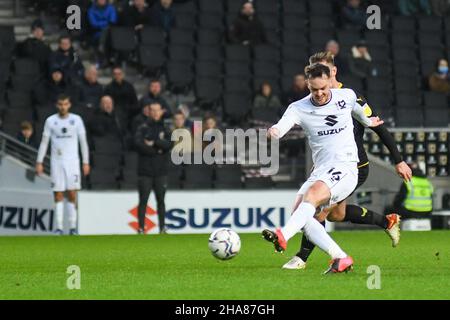 Milton Keynes, Royaume-Uni.11th décembre 2021.Josh McEachran (16 ans de Milton Keynes) lors du match de la Sky Bet League 1 entre MK Dons et Oxford United au stade :mk, Milton Keynes, Angleterre, le 11 décembre 2021.Photo de Kevin Hodgson/Prime Media Images.Crédit : Prime Media Images/Alamy Live News Banque D'Images