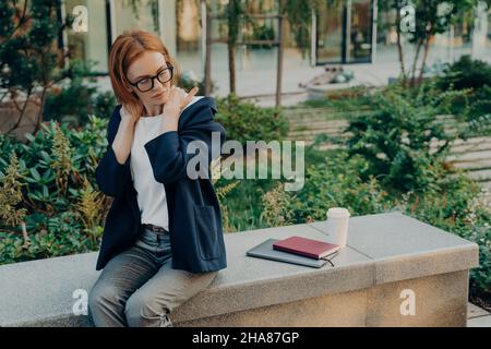 Mécontente, la travailleuse exécutive européenne souffre d'une raideur de la douleur au cou dans les épaules Banque D'Images