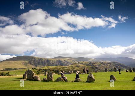 Royaume-Uni, Cumbria, Allerdale, Keswick, visiteurs à Castlerigg Stone Circle Banque D'Images