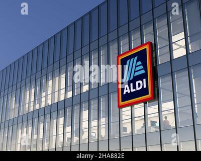 Essen, Allemagne.18 octobre 2021.Usage éditorial seulement, 3D CGI.Aldi signalisation logo Haut bâtiment en verre.Lieu de travail des chaînes de supermarchés allemandes à prix réduit Co Banque D'Images