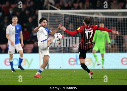 Reda Khadra de Blackburn Rovers (à gauche) et Jack Stacey de Bournemouth se battent pour le ballon lors du match du championnat Sky Bet au stade Vitality, à Bournemouth.Date de la photo: Samedi 11 décembre 2021. Banque D'Images