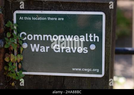 Avis, panneau, Commonwealth War graves, à cet endroit.Cour de l'église des Repps du Nord.Reconnaissance et souvenir de ceux qui sont morts pendant les guerres mondiales 1 et 2 Banque D'Images