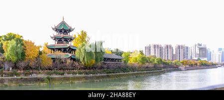 Magnifique paysage d'automne et architecture chinoise au parc et pavillon Wangjianlou de Chengdu, Sichuan, en Chine, surplombant le fleuve Jinjiang Banque D'Images