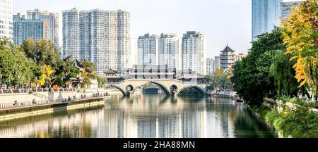 Le célèbre pont d'Anshun avec ses paysages d'automne et ses bâtiments à l'arrière-plan se reflètent dans le fleuve Jinjiang de Chengdu, une super ville de S Banque D'Images