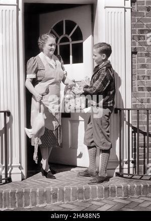 1930S 1940S LIVREURS APPORTANT UN PANIER D'ÉPICERIE, Y COMPRIS UN POULET FRAIS ET BIEN CUESSÉ À LA FEMME DE MÉNAGE À SA PORTE D'ENTRÉE- H6674 HAR001 HARS STYLE JUVÉNILE ACCUEIL COMMUNICATION MODE DE VIE VITESSE FEMMES ACCUEIL VIE COPIE ESPACE FEMMES PLEINE LONGUEUR HOMMES HOMMES MOYEN-ÂGEB&W HOMME D'ÂGE MOYEN FEMME AU FOYER FRESH GOOSE FEMMES AU SERVICE CLIENTÈLE CHOIX FEMMES AU FOYER EXTÉRIEUR APPORTANT UN SOUTIEN CONCEPTUEL ÉLÉGANT PORTE AVANT CROISSANCE PLUCKÉEJEUNES PRÉ-ADOLESCENT PRÉ-ADOLESCENT GARÇON NOIR ET BLANC RACE BLANCHE HAR001 Y COMPRIS L'ANCIENNE Banque D'Images