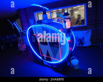 Sheerness, Kent, Royaume-Uni.11th décembre 2021.Un scooter de mobilité qui a été transformé en une version festive de l'ambulance aérienne et illuminé avec des lumières vues à l'extérieur de Tesco dans Sheerness, recueillant des fonds pour l'organisme caritatif Kent Surrey Sussex Air Ambulance cet après-midi.La machine distinctive a été créée par Tim Bell, un électricien à la retraite de 76 ans de Minster on Sea.Crédit : James Bell/Alay Live News Banque D'Images