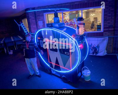 Sheerness, Kent, Royaume-Uni.11th décembre 2021.Un scooter de mobilité qui a été transformé en une version festive de l'ambulance aérienne et illuminé avec des lumières vues à l'extérieur de Tesco dans Sheerness, recueillant des fonds pour l'organisme caritatif Kent Surrey Sussex Air Ambulance cet après-midi.La machine distinctive a été créée par Tim Bell, un électricien à la retraite de 76 ans de Minster on Sea.Crédit : James Bell/Alay Live News Banque D'Images