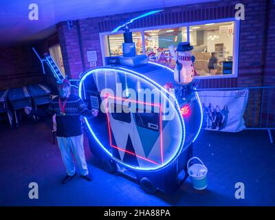 Sheerness, Kent, Royaume-Uni.11th décembre 2021.Un scooter de mobilité qui a été transformé en une version festive de l'ambulance aérienne et illuminé avec des lumières vues à l'extérieur de Tesco dans Sheerness, recueillant des fonds pour l'organisme caritatif Kent Surrey Sussex Air Ambulance cet après-midi.La machine distinctive a été créée par Tim Bell, un électricien à la retraite de 76 ans de Minster on Sea.Crédit : James Bell/Alay Live News Banque D'Images