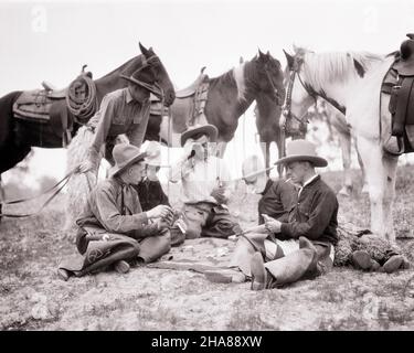 1920S COWBOYS ET LEURS CHEVAUX ASSIS AU SOL JOUANT AU POKER AUTOUR D'UNE COUVERTURE INDIENNE PORTANT DES CHAPEAUX CHAPS FUMER DES CIGARETTES- H879 HAR001 HOMMES HARS TRANSPORT WESTERN MOYEN-ÂGE B&W REPOS HOMME MOYEN-ÂGE CIGARETTES COWBOYS LIBERTÉ JEU CHANCE POKER MAMMIFÈRES AVENTURELOISIRS PALS LOW ANGLE OCCUPATIONS CARTE JEU AMICAL PARI PARI PARI PARI CHAPS MAMMIFÈRE ADULTE MOYEN-ADULTE HOMME DE L'ÂGE ADULTE JEUNE ADULTE HOMME PARIPARIS NOIR ET BLANC CHANCE HAR001 VIEUX MODE Banque D'Images