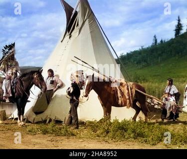 1920S HOMMES ET FEMMES AUTOCHTONES DU GROUPE INDIEN STONEY SIOUX AVEC UN CHEVAL TRICHANT TRAVOIS PAR TEPEE ALBERTA CANADA - I953CHAR001 ÉQUILIBRE HARS TRAVAIL D'ÉQUIPE FAMILLES STYLE DE VIE CÉLÉBRATION FEMMES LODGE RURAL MARIS MAISON VIE COPIE ESPACE AMITIÉ FEMMES PLEINE LONGUEUR FEMMES PERSONNES INSPIRATIONINDIENS S'OCCUPANT DE MÂLES SIOUX WESTERN BRUT TRANSPORT SPIRITUALITÉ RASSEMBLEMENT TRISTESSE ABRI AMÉRIQUE DU NORD LIBERTÉ NORD AMÉRICAIN GRAND ANGLE TEEPEE MAMMIFÈRESTIPI BUCKSKIN CANADIAN EXTERIEUR KNOWLEDGE LEADERSHIP FIERTÉ DE L'AUTORITÉ VOYAGER EAGLE CONNEXION DE PLUMES TEPEE STONEY BONNET DE GUERRE VISITE ÉLÉGANTE Banque D'Images