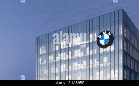 Munich, Allemagne.14 octobre 2021.Usage éditorial seulement, 3D CGI.BMW AG constructeur automobile Corporation logo de la signalisation de moteurs sur le dessus du bâtiment de verre.Lieu de travail env Banque D'Images