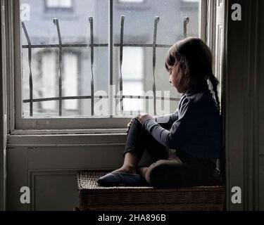 1960S SAD SOLITAIRE PETITE FILLE REGARDANT À TRAVERS LA FENÊTRE DE L'APPARTEMENT DE VILLE AVEC DES BARRES DE SÉCURITÉ MÉTALLIQUES - J13242C HAR001 HARS BARS RÊVES DE BIEN-ÊTRE AFFAMÉ ABANDONNÉ SILOOMY PRIVÉ ÉCHAPPER FORLORN CROISSANCE JUVÉNILES MISÉRABLE CAUCASIENS ETHNICITÉ HAR001 VIEUX MODE Banque D'Images