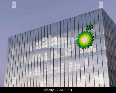 Londres, Royaume-Uni.7 novembre 2021.Usage éditorial seulement, 3D CGI.Logo BP sur le dessus du bâtiment en verre.British Petroleum Workplace of Gas and Banque D'Images