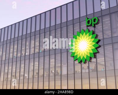 Londres, Royaume-Uni.7 novembre 2021.Usage éditorial seulement, 3D CGI.Logo BP sur le dessus du bâtiment en verre.British Petroleum Workplace of Gas and Banque D'Images