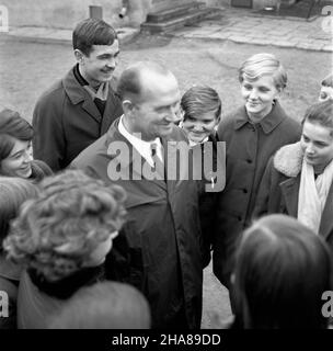 Opatów, 1969-11-20.Z okazji 25-lecia PRL W Opatowie zainicjowano budowê 25. Domów mieszkalnych dla nauczycieli.NZ. Nauczyciel (wraz ze swymi uczniami), który otrzyma nowo budowany dom W ramach opatowskiej inicjatywy. mta PAP/W³odzimierz WawrzynkiewiczOpatow, 20 novembre 1969.Dans le cadre de l'anniversaire de 25th de la République populaire de Pologne, une initiative de construction de 25 maisons a été lancée.En photo : un professeur accompagné de ses élèves recevra les clés de sa maison. mta PAP/Wlodzimierz Wawrzynkiewicz Banque D'Images