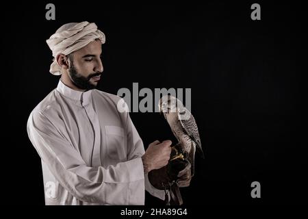 Jeune falconer tenant un oiseau de proie. Banque D'Images