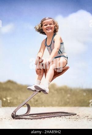 1930S FILLE SOURIANTE JOUANT SUR JOUET HOBBY CHEVAL BALANÇANT REBONDISSANT SUR MÉTAL PRINTEMPS - J6019C HAR001 HARS COPIE ESPACE PLEINE LONGUEUR CONFIANCE ÉTÉ TEMPS OEIL CONTACT HUMORISTIQUE BONHEUR JOYEUX HOBBY EXCITATION LOW ANGLE RÉCRÉATION COMIQUE SOURIRES COMÉDIE JOYEUSE CROISSANCE JUVÉNILES SAISON CAUCASIEN ETHNIE HAR001 À L'ANCIENNE Banque D'Images