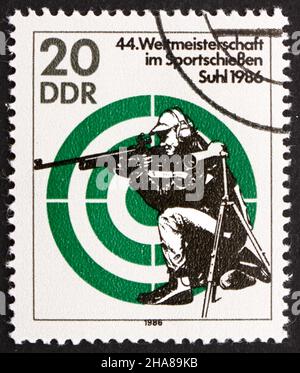 GDR - VERS 1986 : un timbre imprimé en GDR montre tir à la carabine, Championnats du monde de tir sportif 44th, Suhl, vers 1986 Banque D'Images