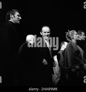 Varsovie, 1969-11-20.Próba generalna przedstawienia teatralnego Rzecz listopadowa Ernesta Brylla W Teatrze Narodowym.Spektakl re¿yserowa³ Adam Hanuszkiewicz, a twórc¹ scenografii by³ Marian Ko³odziej.Première przedstawienia odby³a siê W Teatrze Narodowym W Warszawie W dniu 21.11.1969 r.NZ. Aktorzy podczas próby. mta PAP/Henryk RosiakVarsovie, le 20 novembre 1969.La dernière répétition de l'événement de novembre d'Ernest Bryll (Rzecz listopadowa) au Théâtre national réalisé par Adam Hanuszkiewicz.Conception de scène par Marian Kolodziej.La première a eu lieu au Théâtre national de Varsovie en novembre Banque D'Images