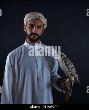 Jeune falconer tenant un oiseau de proie. Banque D'Images