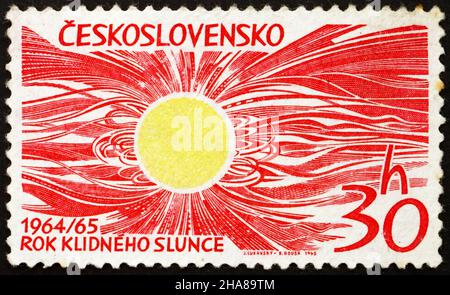 TCHÉCOSLOVAQUIE - VERS 1965: Un timbre imprimé en Tchécoslovaquie montre Sun, Space Research, vers 1965 Banque D'Images