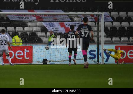 SWANSEA, ROYAUME-UNI.DÉC 11th le gardien de but Ben Hamer de Swansea City plonge mais ne parvient pas à sauver une grève de Phillip Zinckernagel de Nottingham Forest qui a obtenu son but de 1st lors du match de championnat Sky Bet entre Swansea City et Nottingham Forest au Liberty Stadium, Swansea, le samedi 11th décembre 2021.(Credit: Jeff Thomas | MI News) Credit: MI News & Sport /Alay Live News Banque D'Images