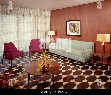 1960S SALON DANOIS MODERNE CANAPÉ HANS OLSEN CHAISES RONDES TABLE BASSE LAMPES DE TABLE SOL NOIR ET BLANC - KI646 HAR001 HARS HAR001 À L'ANCIENNE Banque D'Images