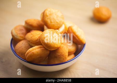 Plat traditionnel kazakh asiatique de Beursak préparé avec de la pâte sur une casserole avec de l'huile Banque D'Images