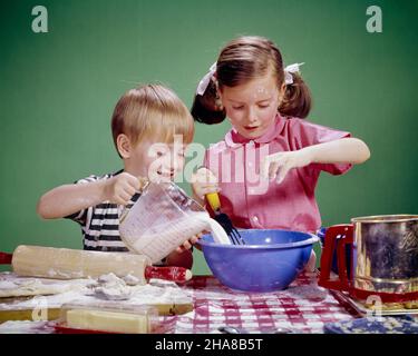 1960S PETIT GARÇON ET FILLE FRÈRE ET SŒUR MÉLANGEANT LES INGRÉDIENTS POUR PÂTE À BISCUITS DANS LA CUISINE SUR TABLE AVEC FARINE DE BEURREET LAIT - KJ3990 HAR001 HARS OCCUPÉ NOSTALGIE FRÈRE VIEILLE MODE SOEUR FARINE 1 JEUNE COMMUNICATION MÉLANGE ÉQUILIBRE ROULANT TRAVAIL D'ÉQUIPECOOKIE FORT JOIE STYLE DE VIE SATISFACTION FEMMES FRÈRES STUDIO SHOT SANTÉ VIE PRÉPARATION COPIE ESPACE PERSONNES ENFANTS AMITIÉ DEMI-PERSONNESSOINS MÂLES BEURRE INGRÉDIENTS FRÈRES ET SŒURS CONFIANCE SŒURS USTENSILES PÂTE BUTS SUCCÈS BONHEUR COPAINS BIEN-ÊTRE NOURRIR LE COMPAGNON ET L'EXCITATION LIQUIDE CONNAISSANCEPROGRÈS DE LA NUTRITION Banque D'Images