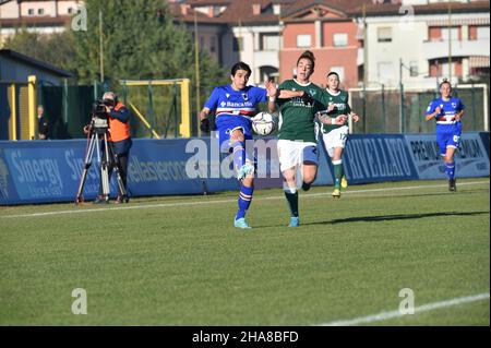 Michela Giordano (Sampdoria) Alessia Rognoni (Vérone) pendant Hellas Verona femmes vs UC Sampdoria, football italien Serie A Women Match à Vérone, Italie, décembre 11 2021 Banque D'Images
