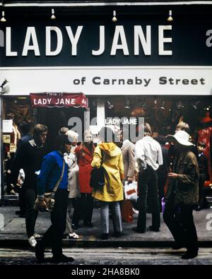 1960S 1970S AMATEURS DE SHOPPING À L'EXTÉRIEUR DE L'EMBLÉMATIQUE BOUTIQUE DE MODE LADY JANE DE CARNABY STREET DANS LA VILLE DE SOHO DE WESTMINSTER LONDRES ANGLETERRE - KR18635 PHT001 BOUTIQUES ÉLÉGANTES HARS VILLE DE WESTMINSTER COMMERCE CRÉATIVITÉ MODES JANE ENTREPRISES GRANDE GRANDE-BRETAGNE EMBLÉMATIQUE À L'ANCIENNE ROYAUME-UNI Banque D'Images
