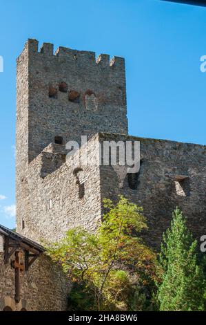 Détail d'un vieux château avec une tour contre un ciel bleu clair Banque D'Images